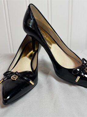MICHAEL Michael Kors Black Patent Bow Pumps – Size 6.5